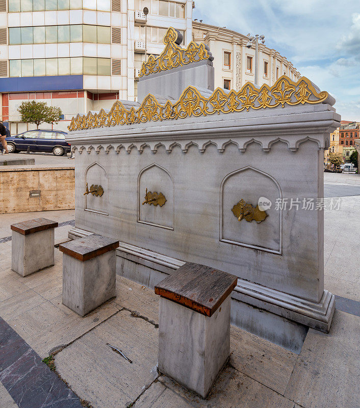 由伊玛目阿里·埃芬迪(Imam Ali Efendi)建造的Vilayet清真寺的沐浴喷泉，位于土耳其伊斯坦布尔Sirkeci社区的安卡拉街